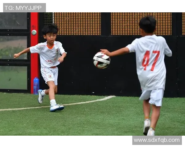 足球明星小萌妹的成长之路与梦想追逐的精彩故事